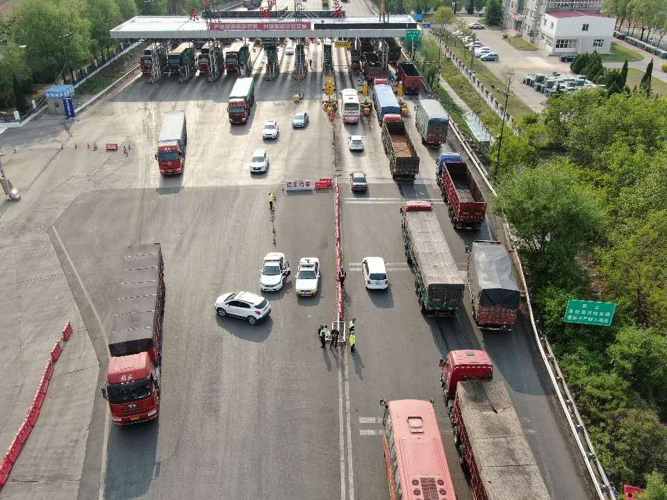 金年会无人机飞手配合高速交警抓拍违章 保障高速公路交